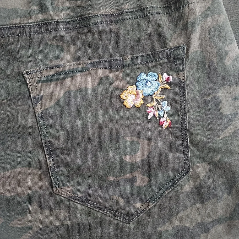 DRIFTWOOD Camouflage Straight Leg Jeans size 31 & 30 - Picture 6 of 12